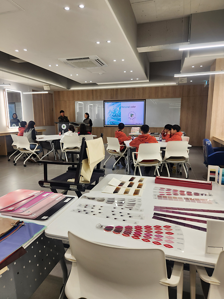 대만 연수단 학생들을 대상으로 '퍼스널 컬러 진단 특강'과 'K-뷰티 메이크업 특강' 진행